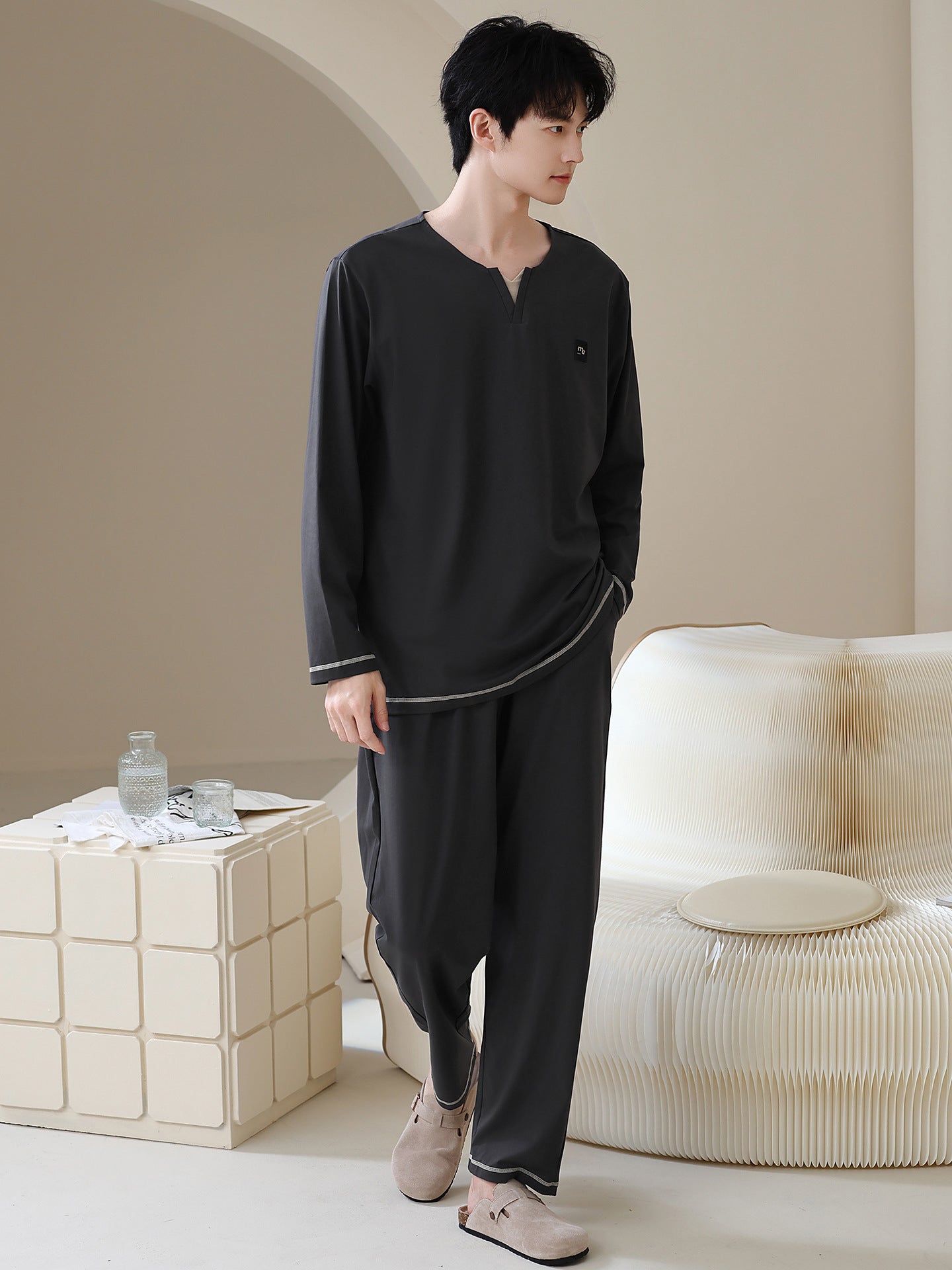 Men in pajamas can wear home clothes outside